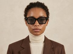BS2503-0417_Black_Rectangular_Plastic_Sunglasses-tryon_female