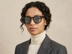 BS2503-0423_Black_Oval_Plastic_Sunglasses-tryon_female