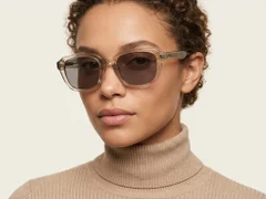 BS2503-0437_Brown_Rectangular_Plastic_Sunglasses-tryon_female