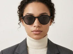 BS2503-0451_Black_Oval_Plastic_Sunglasses-tryon_female