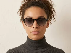 BS2503-0452_Black_Oval_Plastic_Sunglasses-tryon_female
