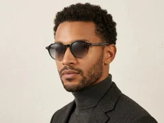 BS2503-0452_Black_Oval_Plastic_Sunglasses-tryon_male