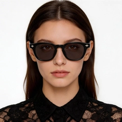 bs2503-0468_black_rectangular_plastic_sunglasses_model