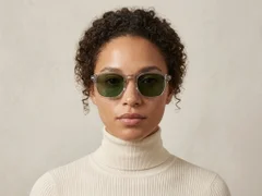 BS2503-0476_Grey_Rectangular_Plastic_Sunglasses-tryon_female