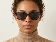 BS2503-0486_Black_Oval_Plastic_Sunglasses-tryon_female