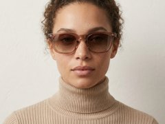BS2503-0512_Brown_Rectangular_Plastic_Sunglasses-tryon_female