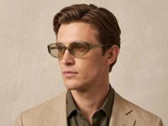 BS2513-0019_Green_Butterfly_Plastic_Sunglasses-tryon_male