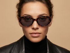 BS2607-0007_Tortoiseshell_Butterfly_Acetate_Sunglasses-tryon_female
