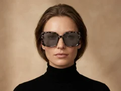 BS2607-0018_Tortoiseshell_Rectangular_Acetate_Sunglasses-tryon_female