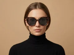 BS2607-0060_Tortoiseshell_Geometric_Acetate_Sunglasses-tryon_female