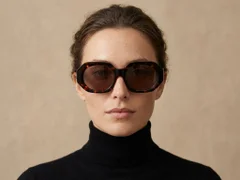 BS2607-0438_Tortoiseshell_Geometric_Acetate_sunglasses-tryon_female