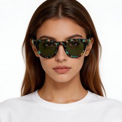 bs2607-0498_tortoiseshell_oval_acetate_sunglasses_model