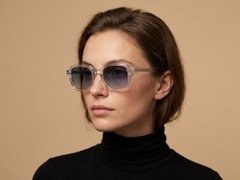 BS2607-0570_Transparent_Rectangular_Acetate_sunglasses_corner-tryon_female