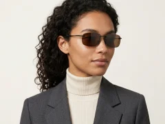 BS2607-0669_Black_Invisible_Plastic_Polarized Sunglasses-tryon_female