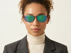 BS2607-0671_Black_Invisible_Plastic_Polarized Sunglasses-tryon_female