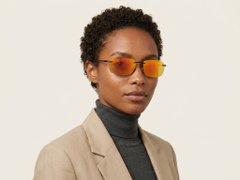 BS2607-0673_Black_Invisible_Plastic_Polarized Sunglasses-tryon_female