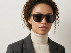 BS2607-0706_Black_Aviator_Plastic_Polarized Sunglasses-tryon_female