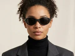 BS2607-0730_Black_Oval_Plastic_Polarized Sunglasses-tryon_female