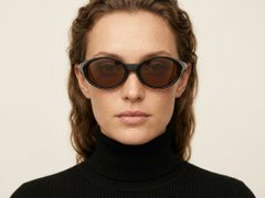 BS2607-0732_Black_Oval_Plastic_Polarized Sunglasses-tryon_female