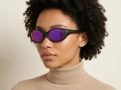 BS2607-0733_Black_Oval_Plastic_Polarized Sunglasses-tryon_female