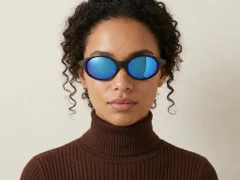 BS2607-0734_Black_Oval_Plastic_Polarized Sunglasses-tryon_female