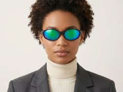 BS2607-0735_Black_Oval_Plastic_Polarized Sunglasses-tryon_female