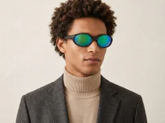 BS2607-0735_Black_Oval_Plastic_Polarized Sunglasses-tryon_male