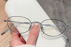 BS423-0323_Black_Oval_Titanium_Glasses_front