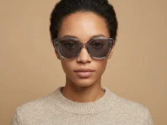 BS423-0456_Grey_Oval_TR90_Sunglasses-tryon_female