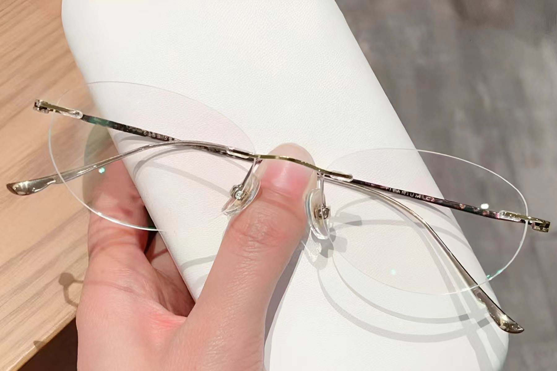 BS423-0489_Golden_Invisible_Titanium_Glasses_front