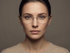 BS423-0647_Golden_Invisible_Titanium_Glasses-tryon_female