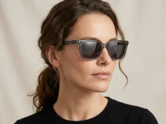 BS522-0210_Grey_Rectangular_Acetate_sunglasses_corner-tryon_female