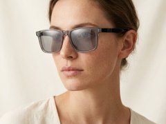 BS522-0229_Grey_Rectangular_Acetate_sunglasses_corner-tryon_female