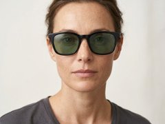 BS522-0232_Black_Rectangular_Acetate_sunglasses-tryon_female