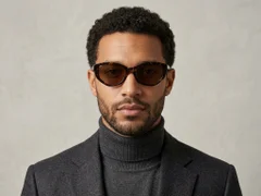 BS522-0255_Tortoiseshell_Butterfly_Acetate_sunglasses_corner-tryon_male