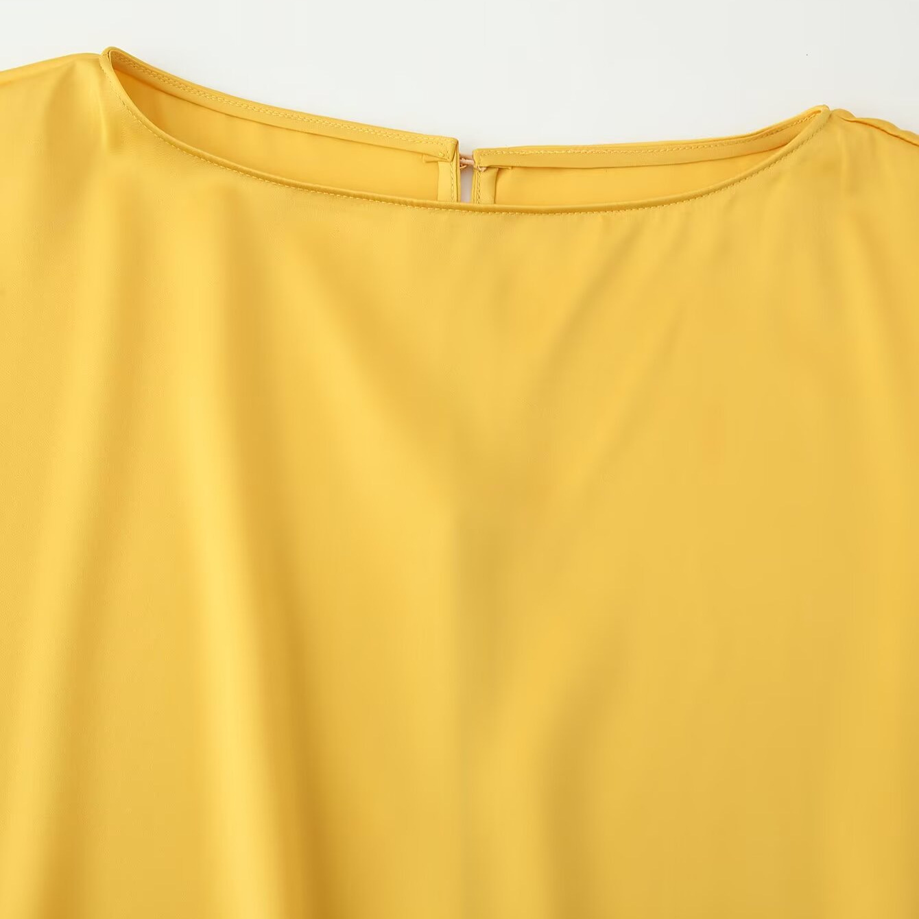 Seidensatin-Midikleid mit Gürtel KUN-00069