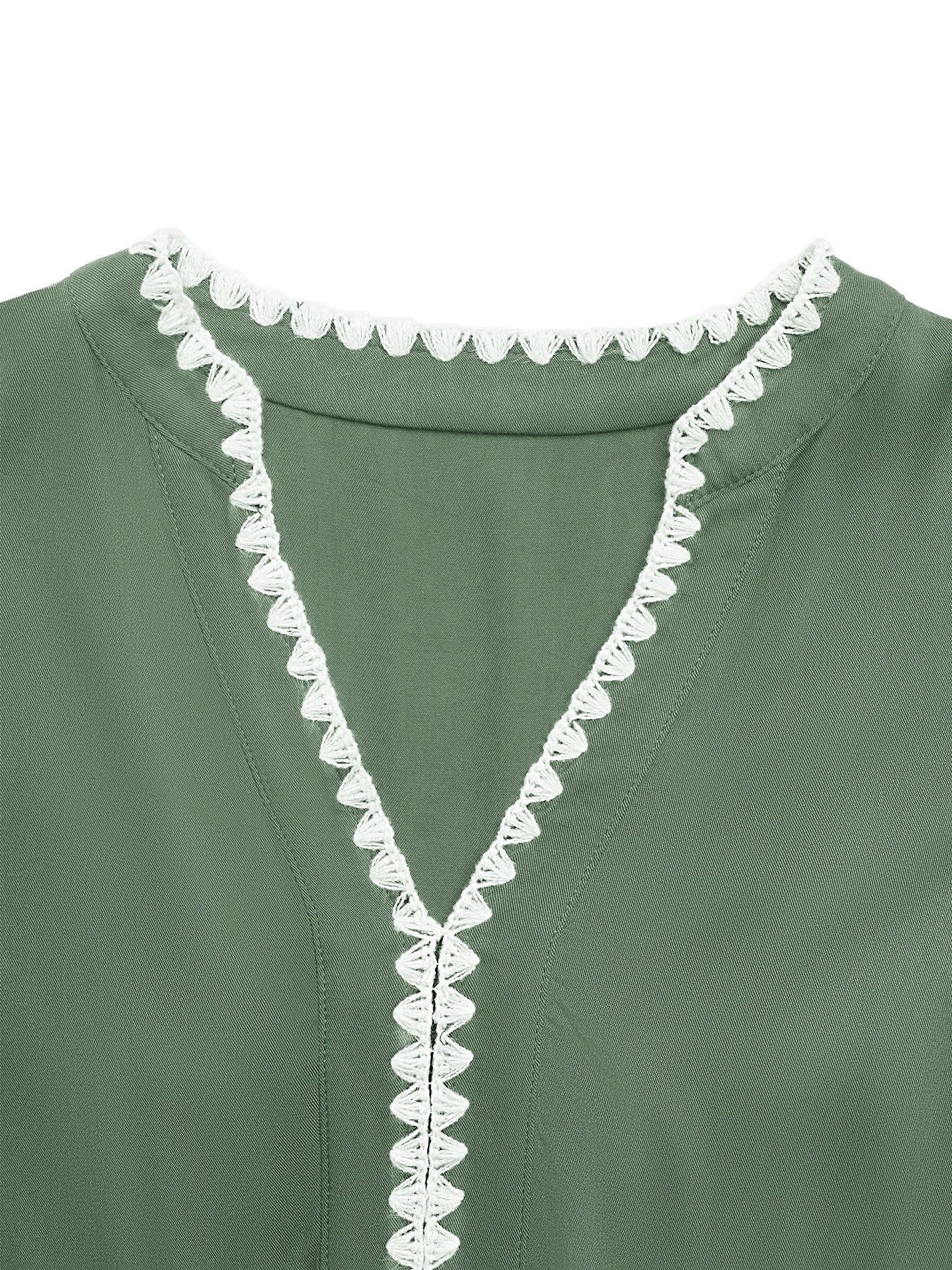 Minivestido verde militar escalonado para mujer con mangas con volantes.