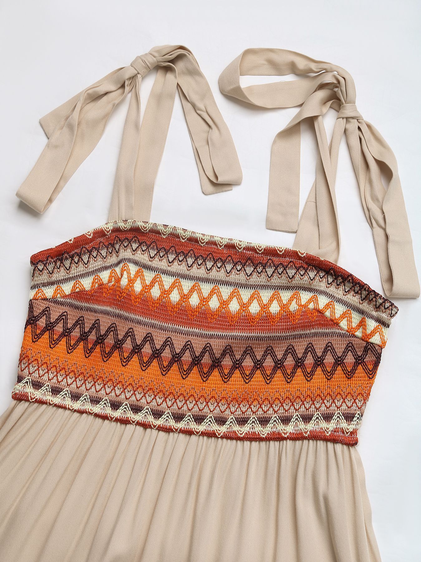 Vestido midi bohemio con volantes, bordados y fruncidos, con tirantes anudados.