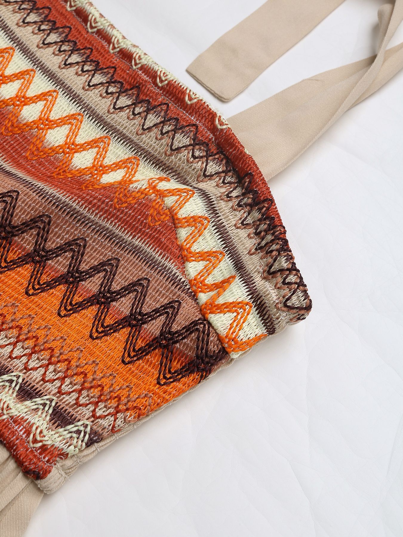 Vestido midi bohemio con volantes, bordados y fruncidos, con tirantes anudados.