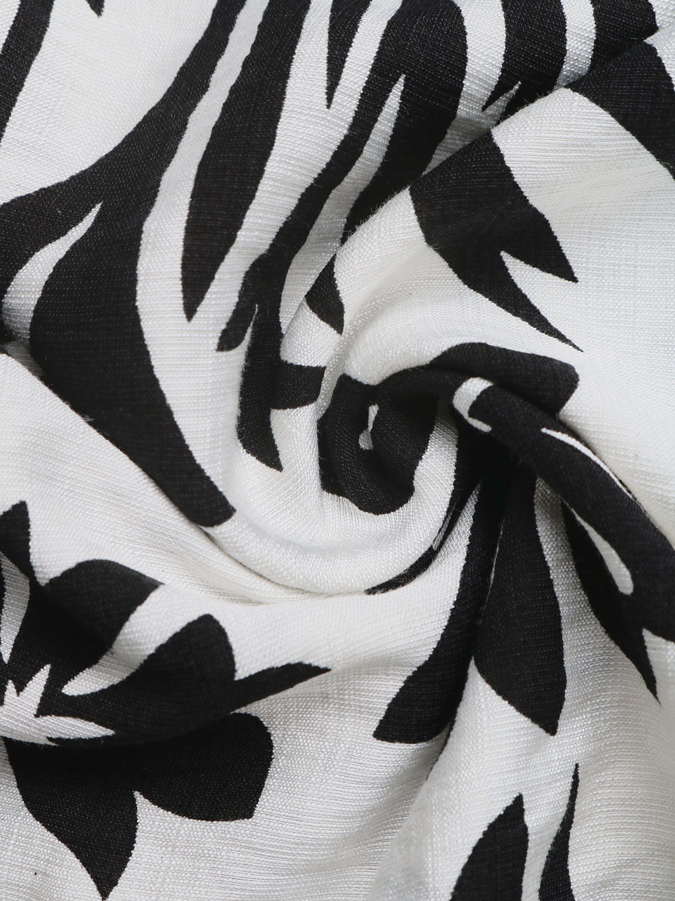 Vestido largo bohemio con cuello halter y estampado floral en blanco y negro