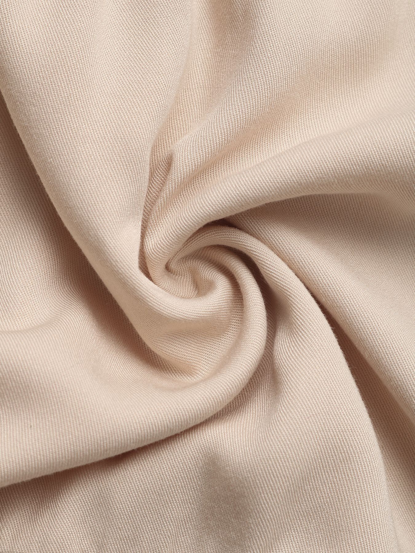 Vestido midi bohemio con volantes, bordados y fruncidos, con tirantes anudados.