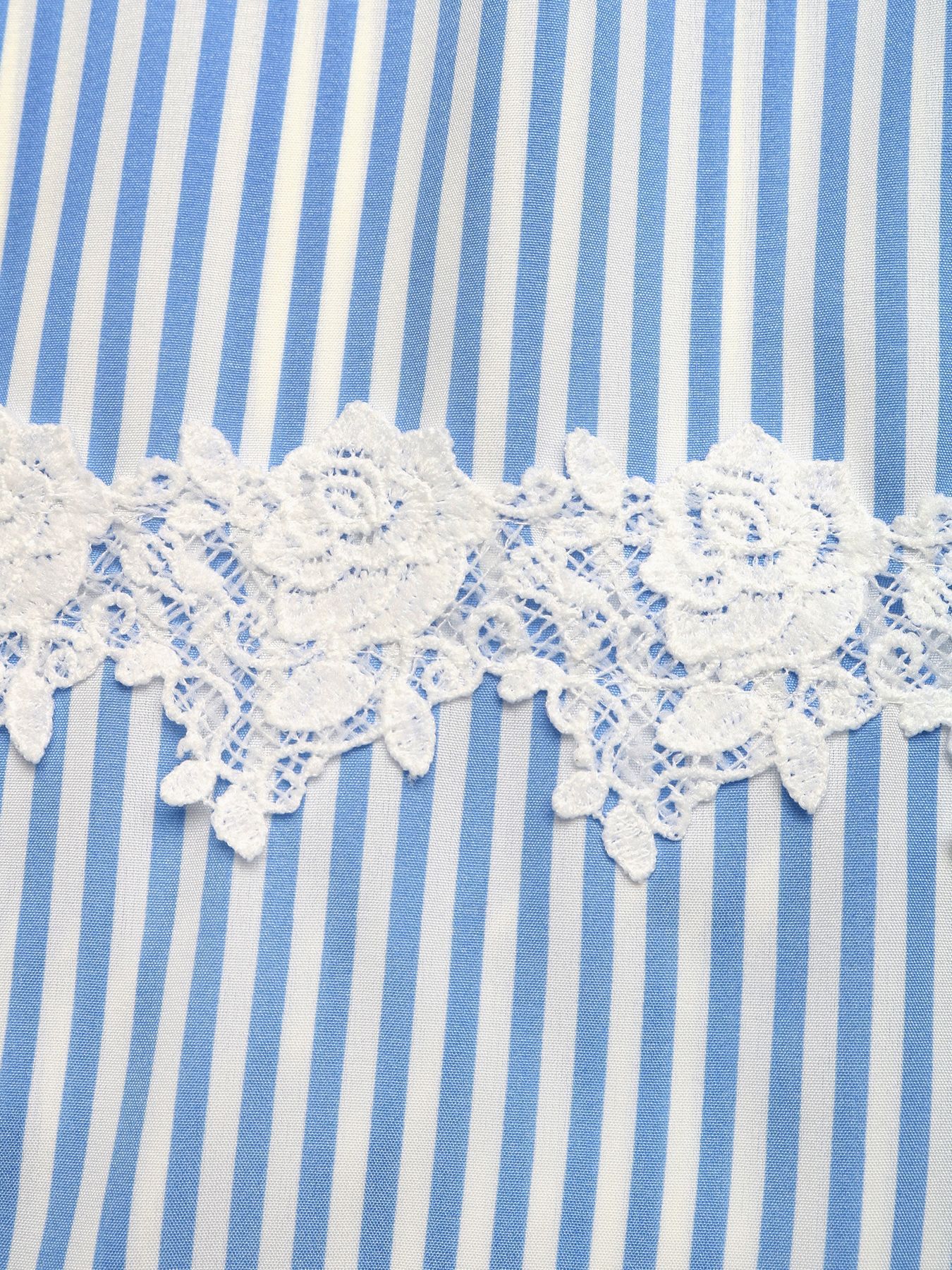 Vestido largo fruncido a rayas con ribete de encaje