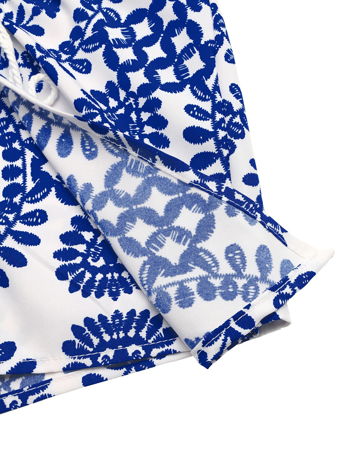 Falda pantalón cruzada con estampado floral azul y blanco y lazo lateral