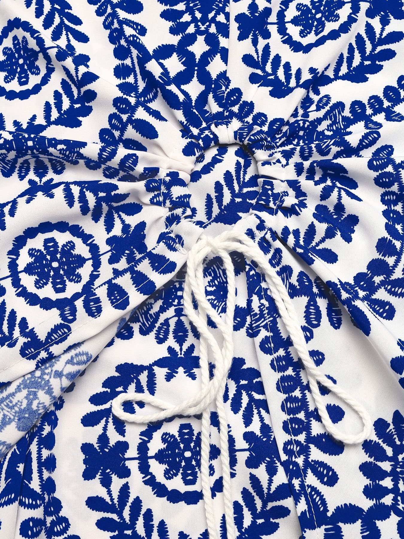 Falda pantalón cruzada con estampado floral azul y blanco y lazo lateral