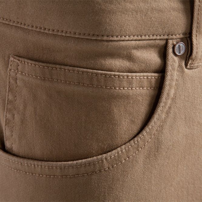 Pantalon droit respirant pour homme, idéal pour une tenue décontractée chic au printemps