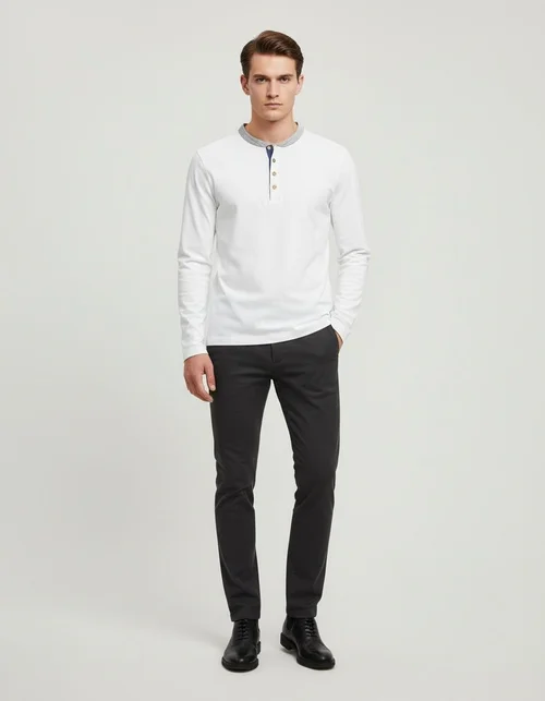 T-shirt met Henley-kraag en herfstkleuren voor heren, business casual.