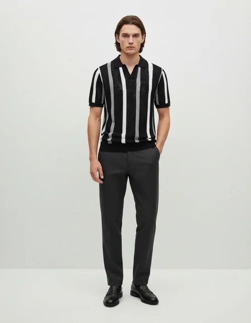Polo da uomo a righe traforate e traspirante, ideale per l'estate.