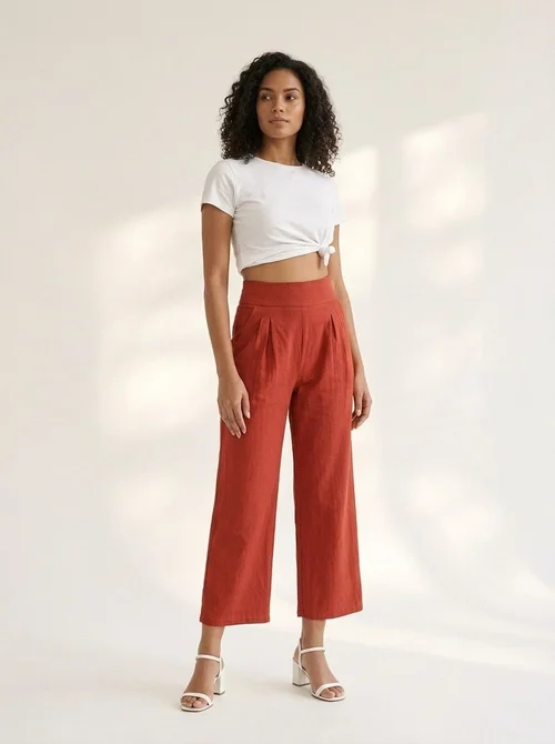 Pantalones de mujer de talle alto, plisados y de pierna ancha hasta el tobillo.