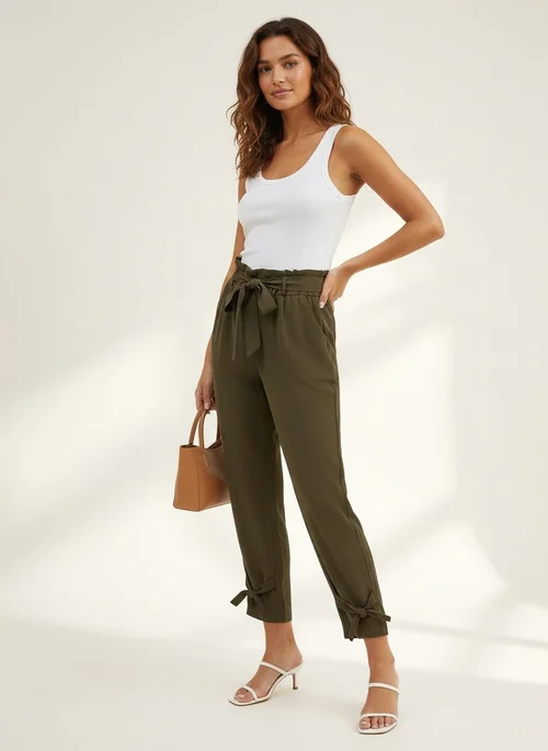 Damesbroek met hoge taille en paperbag-design, met strikdetails bij de enkels.