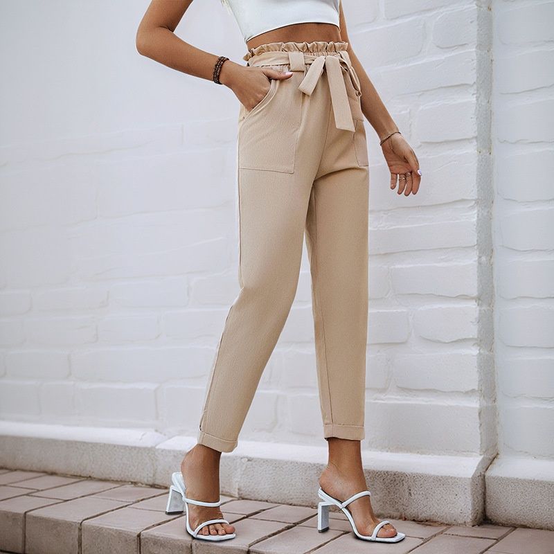 Pantalones ajustados de mujer con cinturón de lazo en la cintura y estilo paperbag